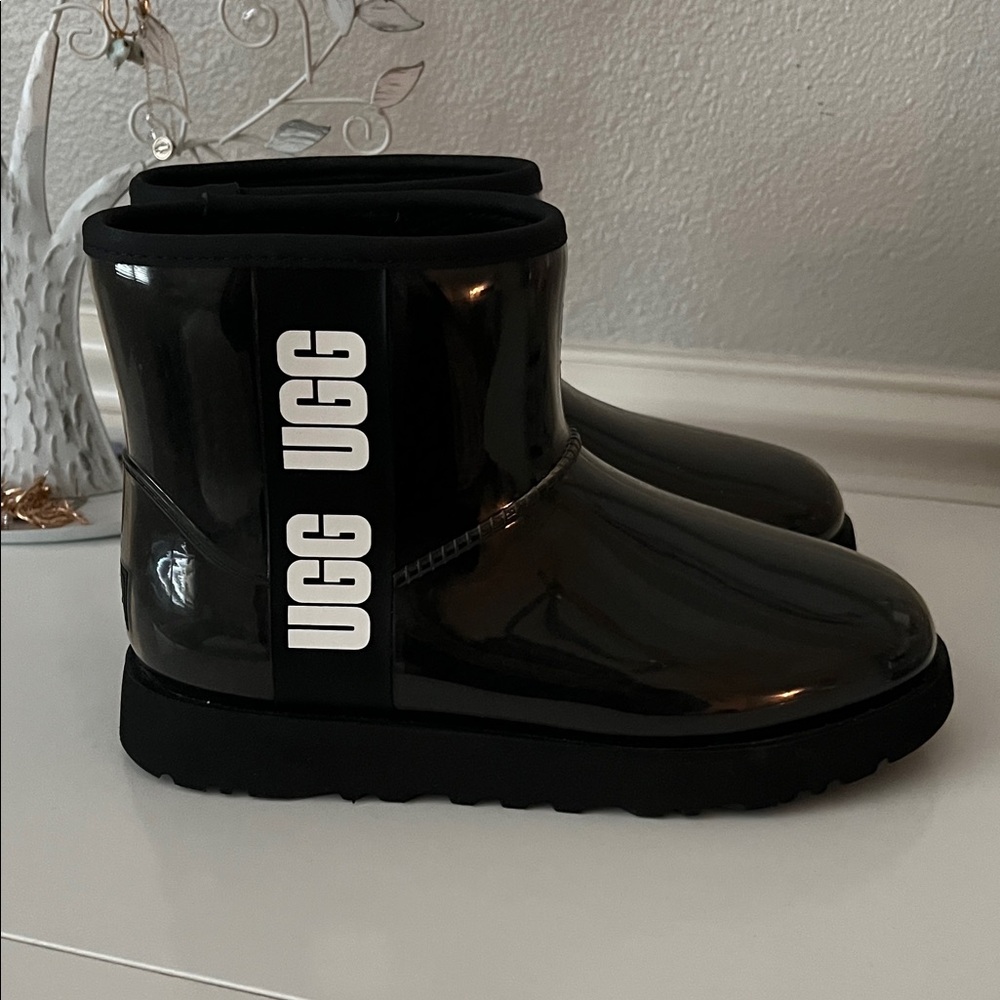 UGG Women’s Glossy Black Short Winter/Rain Boots Size 6 - Never Worn